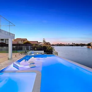 Holiday home Luxury Waterfront, Hot Spa, Style Pool & Firepit Australia